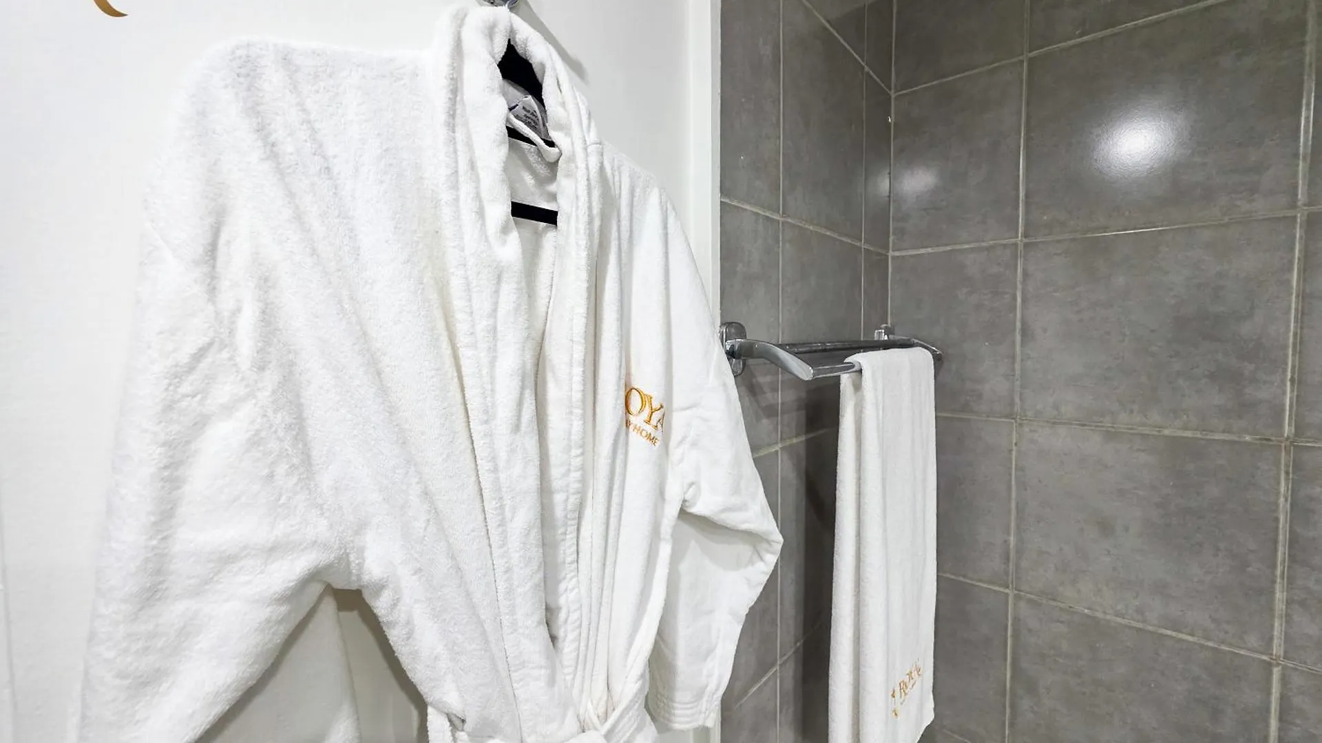 Divine 1Br Escape Pool Gym Parking Al Reef Διαμέρισμα Αμπού Ντάμπι
